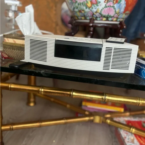 Bose White Wave Radio with Remote Control - Picture 4 of 4